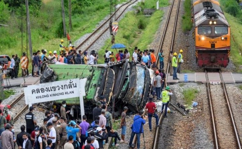 Tayland'da hemzemin geçitte tren otobüse çarptı: 17 ölü