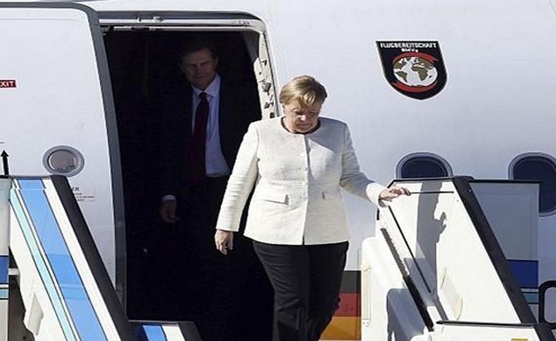 Telefonu şaka sandı Merkel'in yüzüne kapattı!