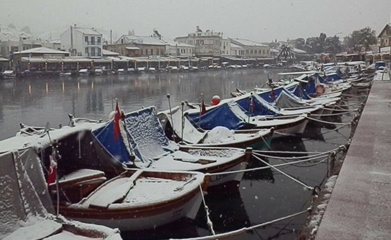 İzmir'de soğuk havanın ardından kar yağışı başladı