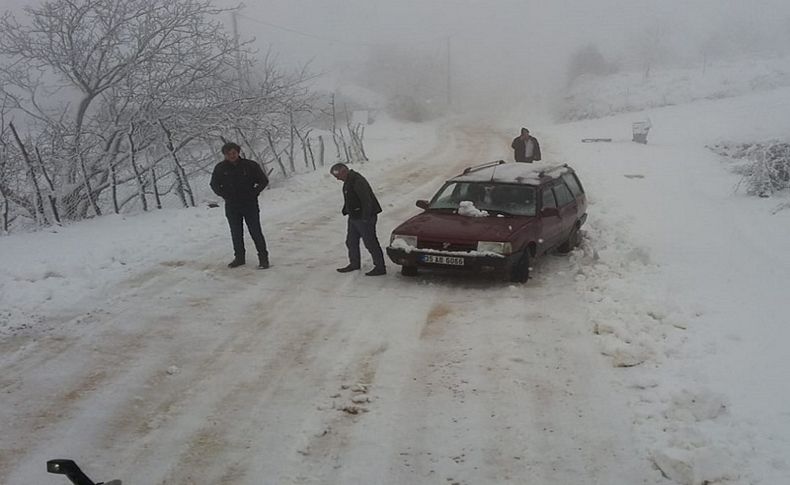 Tire'de kar yolları kapattı
