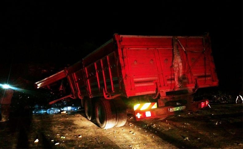Toprak yığınına çarpan kamyonun şoförü öldü