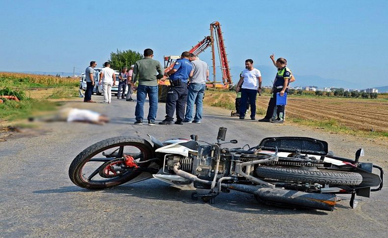 Traktöre çarpan motosikletin sürücüsü öldü
