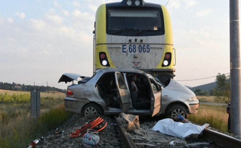 Tren otomobile çarptı: 1 ölü 3 yaralı