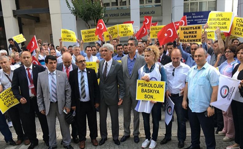 İzmir'de TSK bünyesinde görev yapan sivil memurlardan protesto