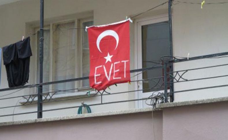 Türk bayrağına 'Evet' işlenmesine tepki