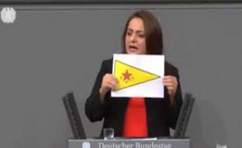 Türkiye kökenli vekil Alman meclisinde YPG flaması açtı