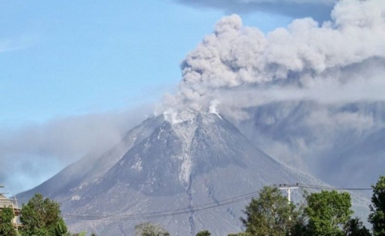 Turuncu alarm: Sinabung yeniden hareketlendi