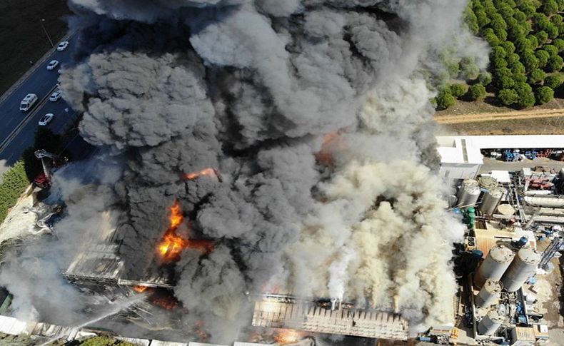 Fabrika yangınında patlama 2 itfaiye eri yaralandı