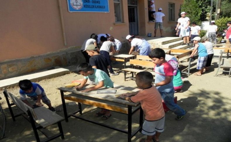 İzmir'de Üniversiteliler köy okulunu yeniledi