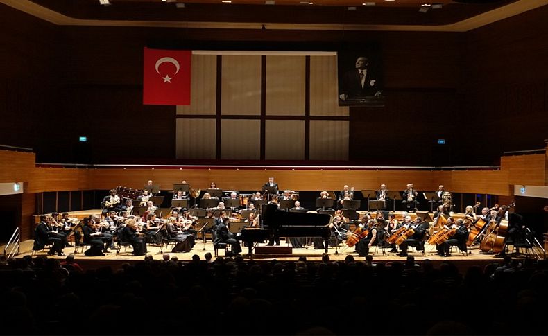 Ünlü orkestra şefi Alexander Rahbari, İZDSO'yu yönetti