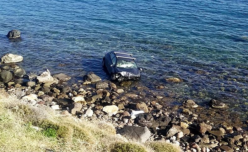 Urla'da virajda savrulan otomobil denize düştü: 1 yaralı