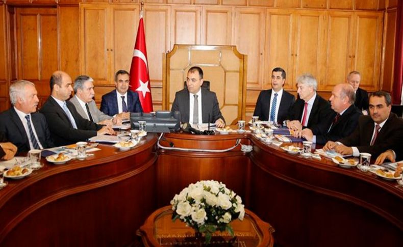 İzmir Valisi Toprak’tan yatırım toplantısında ‘bürokrasi’ çıkışı