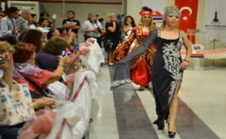 İzmirli vatandaşlar şaştı kaldı: Metro istasyonu podyum oldu