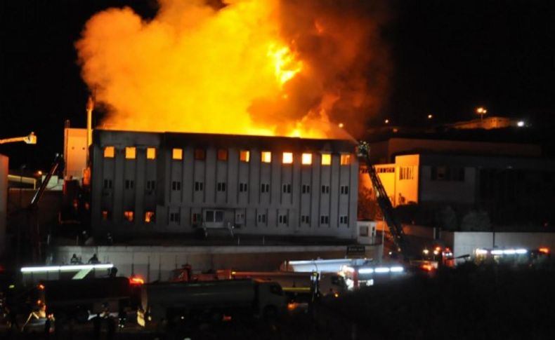 İzmir'de yağ fabrikasında korkutan yangın: 2 yaralı