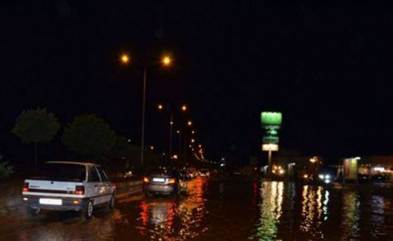 Yağış Çanakkale-İzmir karayolunu kapattı
