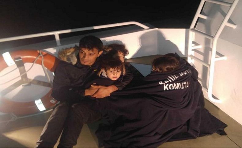 Yarı batık bottaki baba ve 4 çocuğu kurtarıldı
