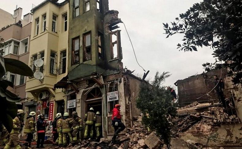 Yedikule'de çöken binanın enkazında iki kişinin cesedine ulaşıldı