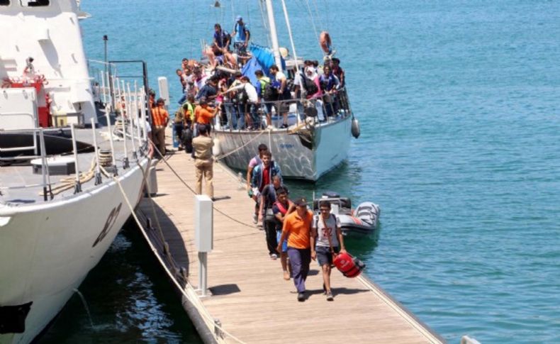 Yelkenliyle kaçmaya çalışan göçmenler yakalandı