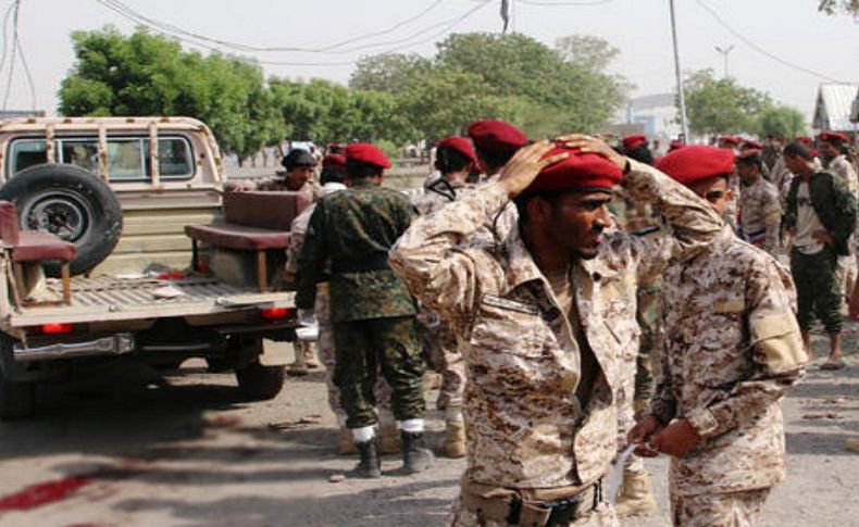 Aden'de askeri geçit töreninde çifte saldırı
