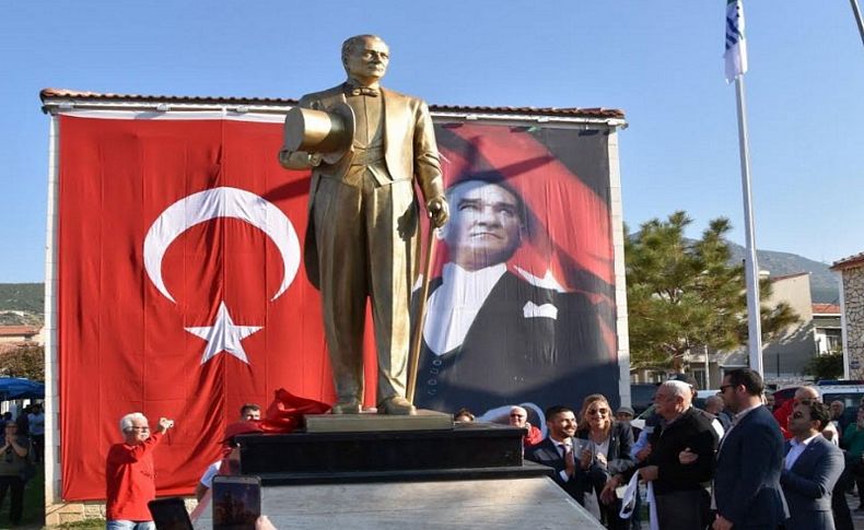 Yeni Foça'ya Atatürk heykeli çok yakıştı