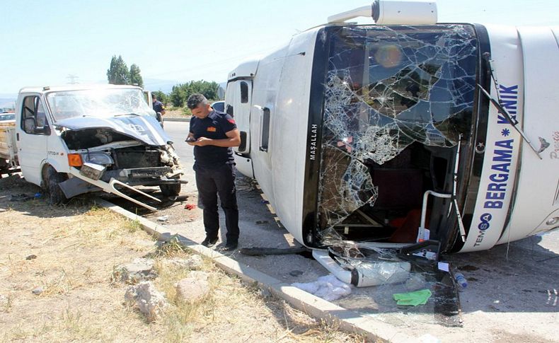 Yolcu midibüsü kamyonete çarptı: 11 yaralı