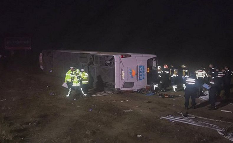 Yolcu otobüsü devrildi: 1 ölü, 45 yaralı