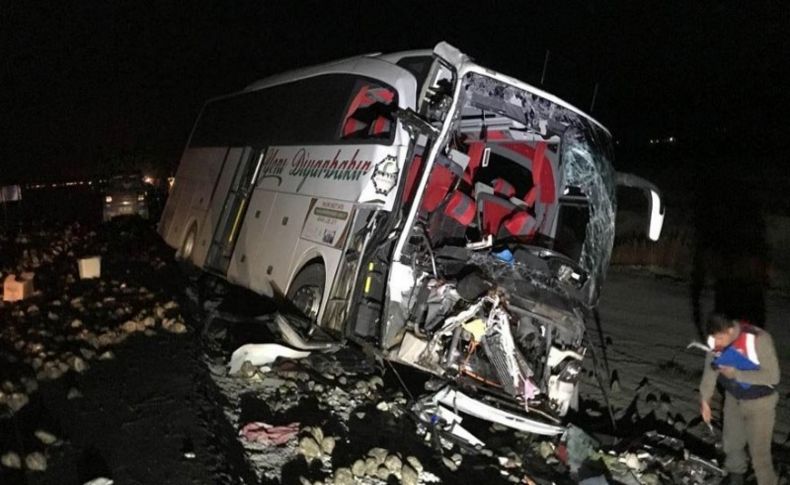 Yolcu otobüsü kaza yaptı: Ölü ve yaralılar var