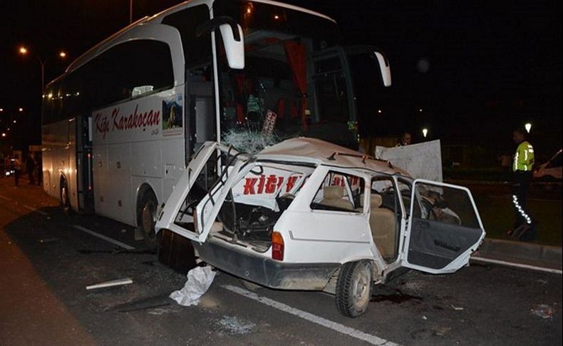Yolcu otobüsü otomobile çarptı: 3 ölü