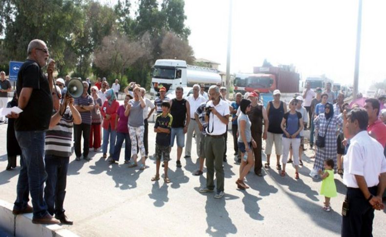 İzmir'de bitmeyen yolu, protesto edip trafiğe kapattılar