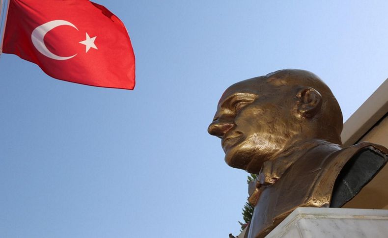 Zarar gören Atatürk büstü onarıldı