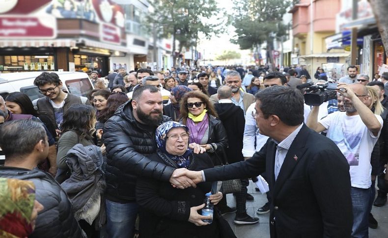 Zeybekci, Karşıyaka Çarşı'da yoğun ilgiyle karşılandı