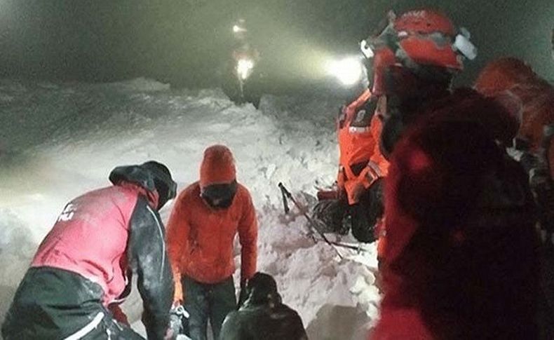 Zirvede kaybolan dağcılar: Kar mağarası yaparak hayatta kaldılar