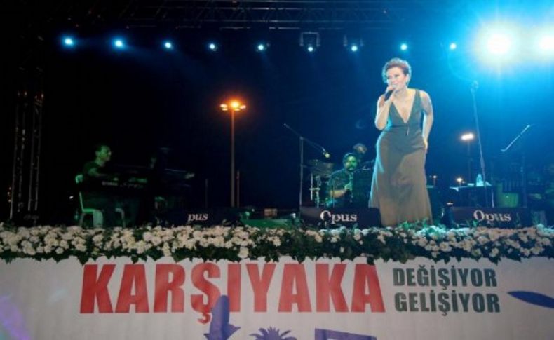 Zuhal Olcay'dan Karşıyaka'da pastalı konser