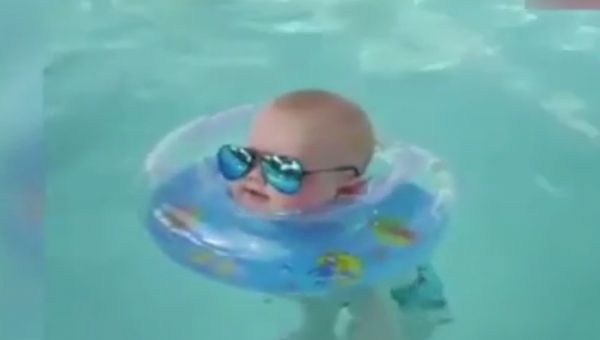 Sevimli bebeğin havuz keyfi