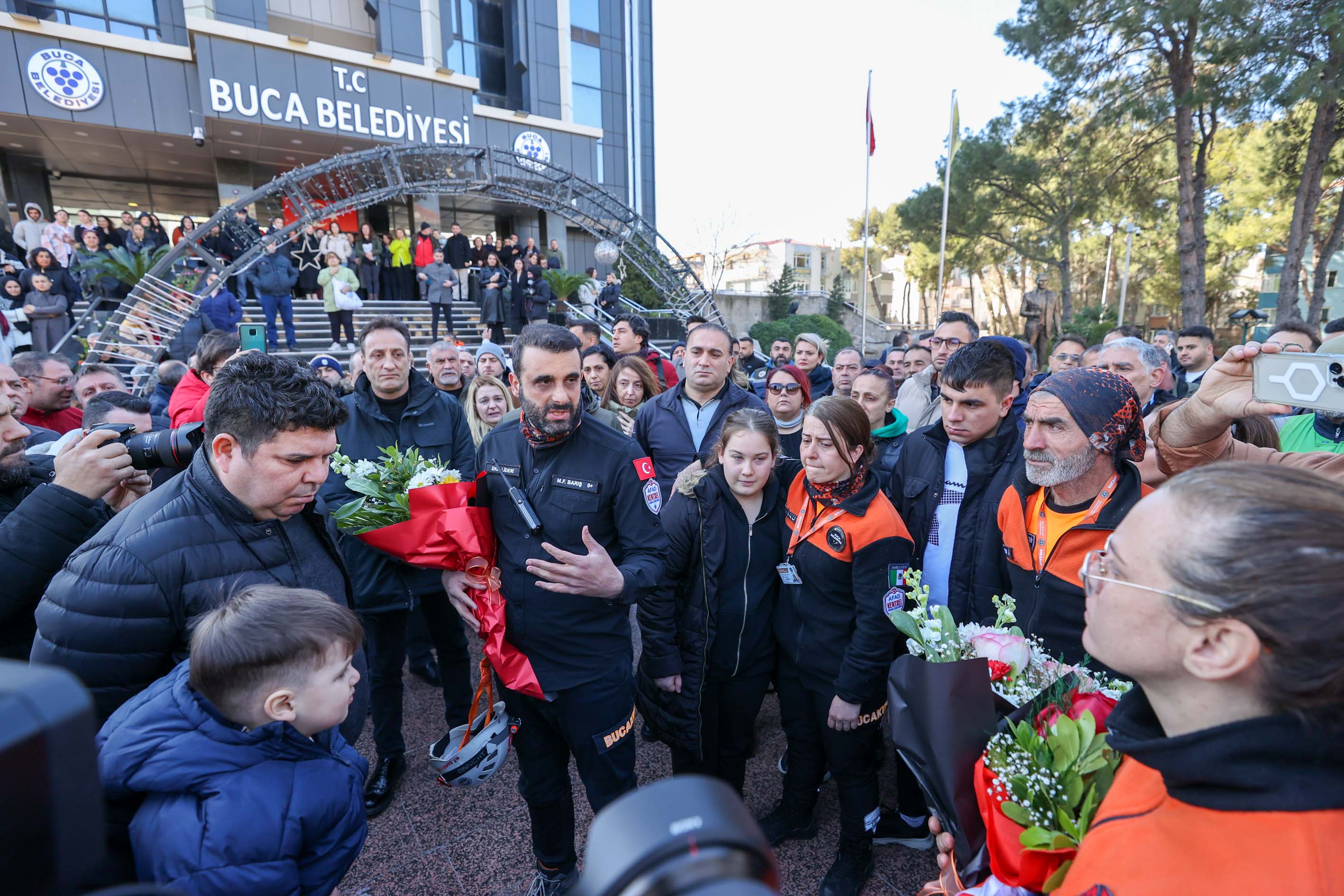 Buca’nın kahramanları evlerine döndü