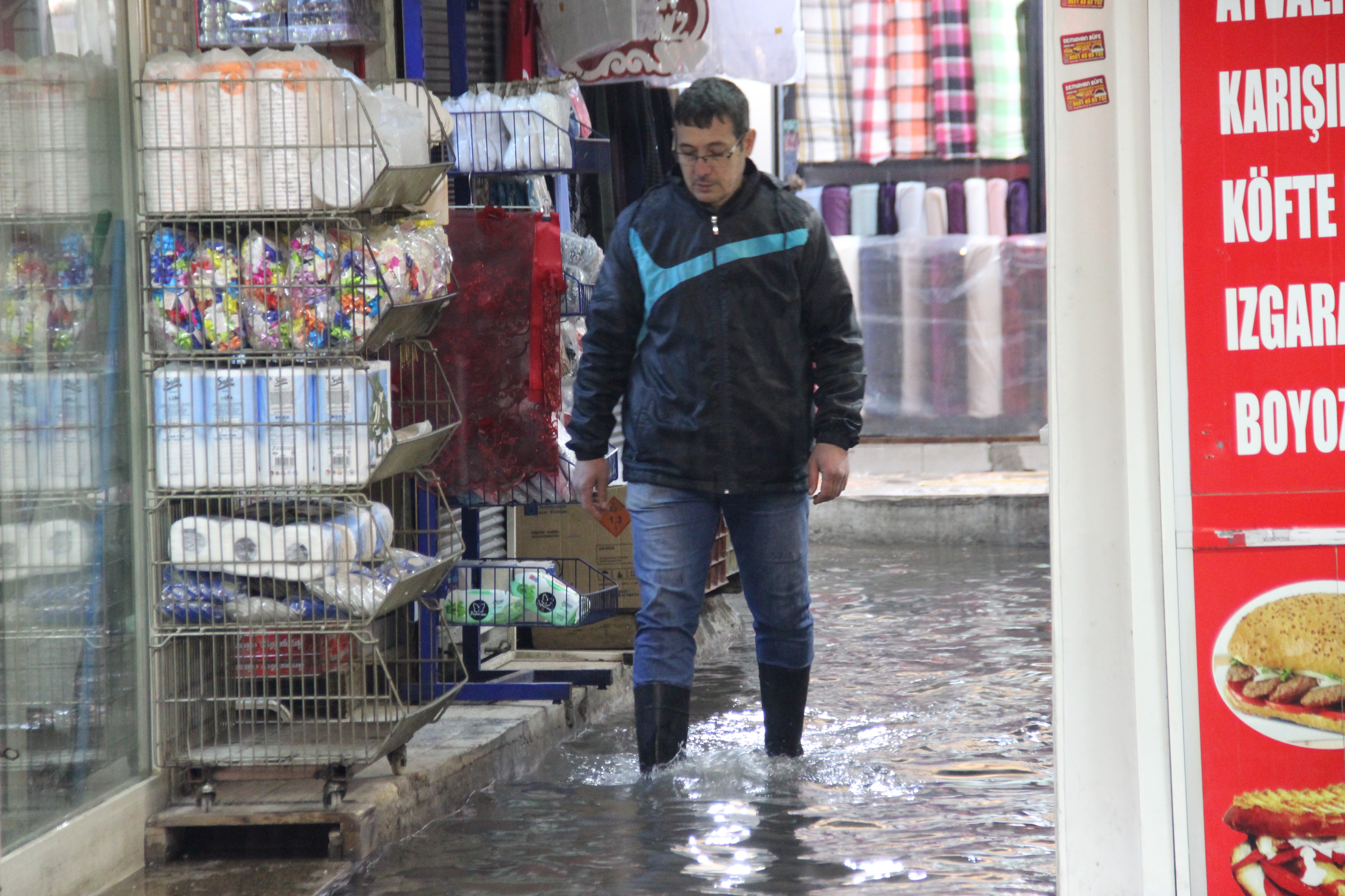 Kemeraltı'nı yine su bastı, esnaf belediyeye tepki gösterdi