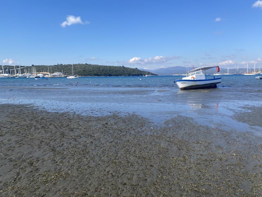 Seferihisar’da deniz 25 metre çekildi