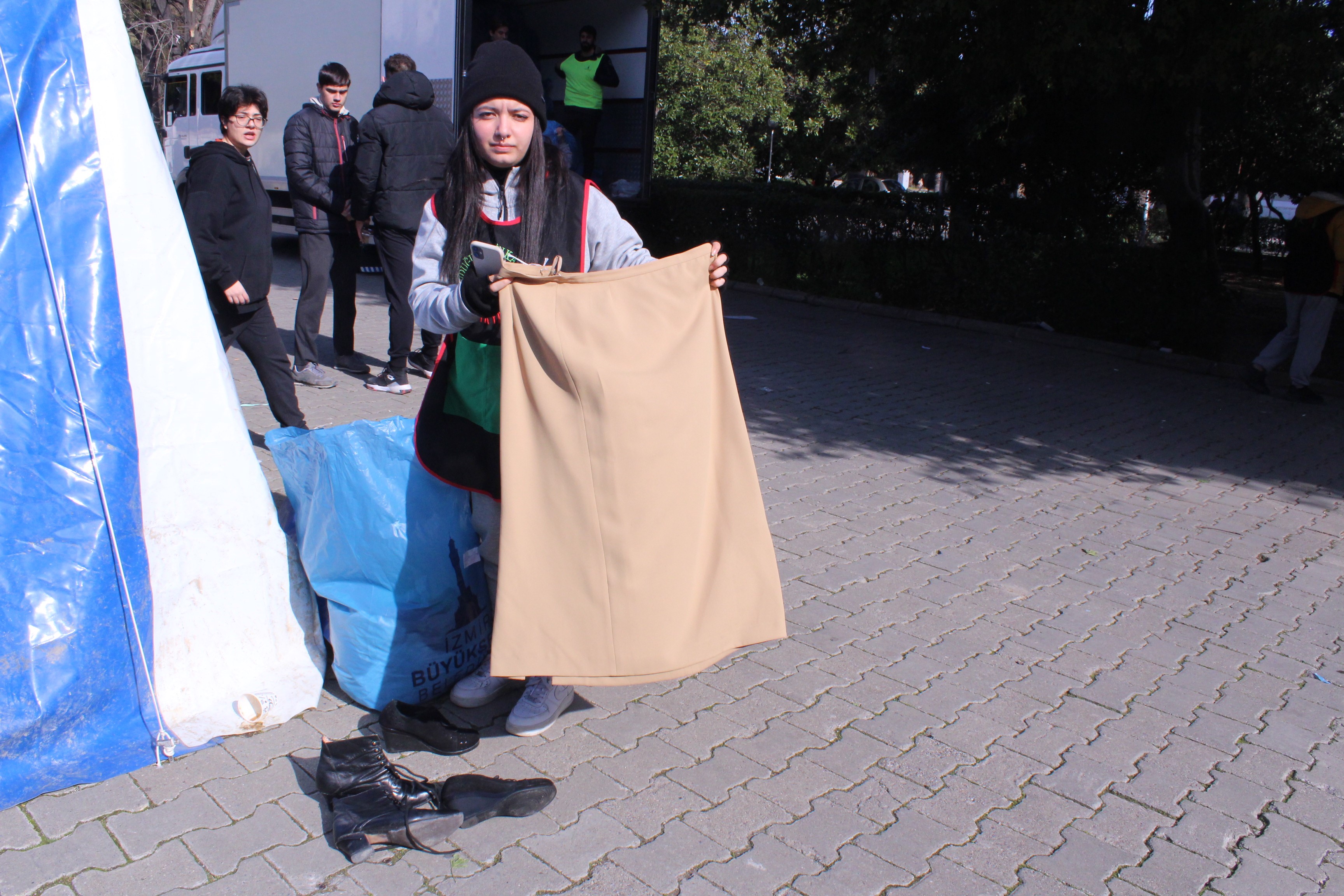 Depremzedelere yollanan bazı eşyalar çileden çıkardı