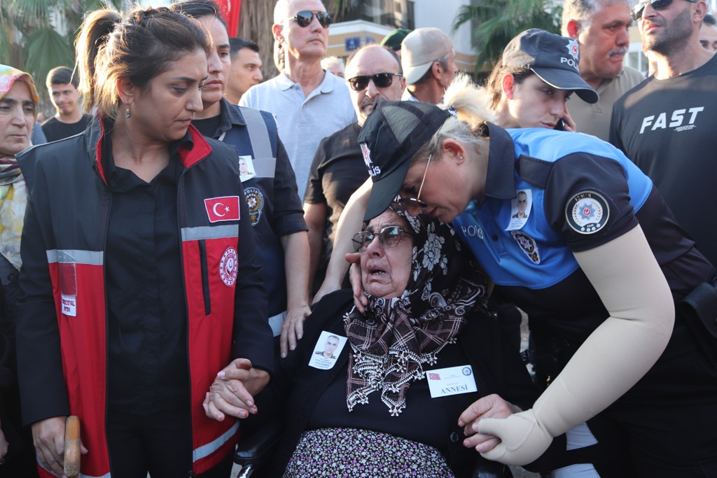 Suriye'de şehit olan İzmirli polise yürek yakan veda