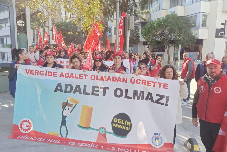 DİSK, İzmir'de asgari ücret için meydana çıktı