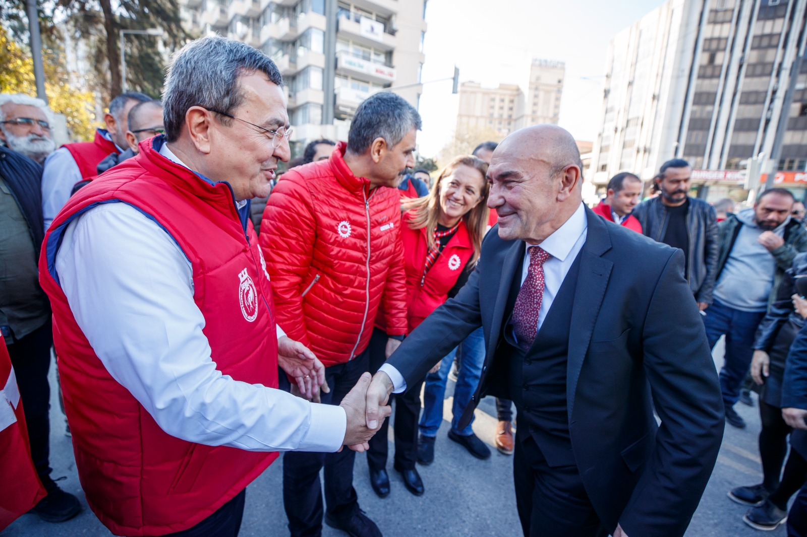 DİSK, İzmir'de asgari ücret için meydana çıktı