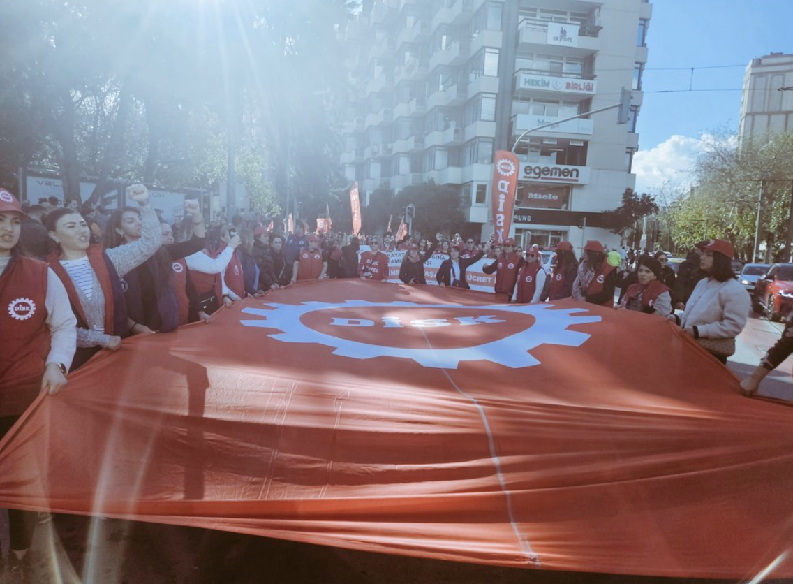 DİSK, İzmir'de asgari ücret için meydana çıktı