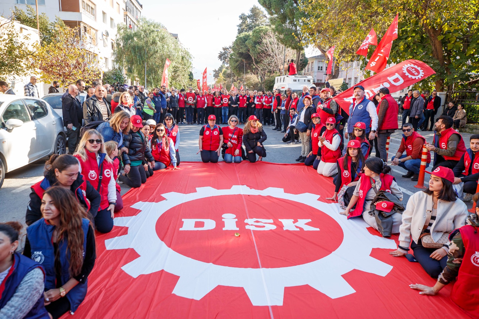 DİSK, İzmir'de asgari ücret için meydana çıktı