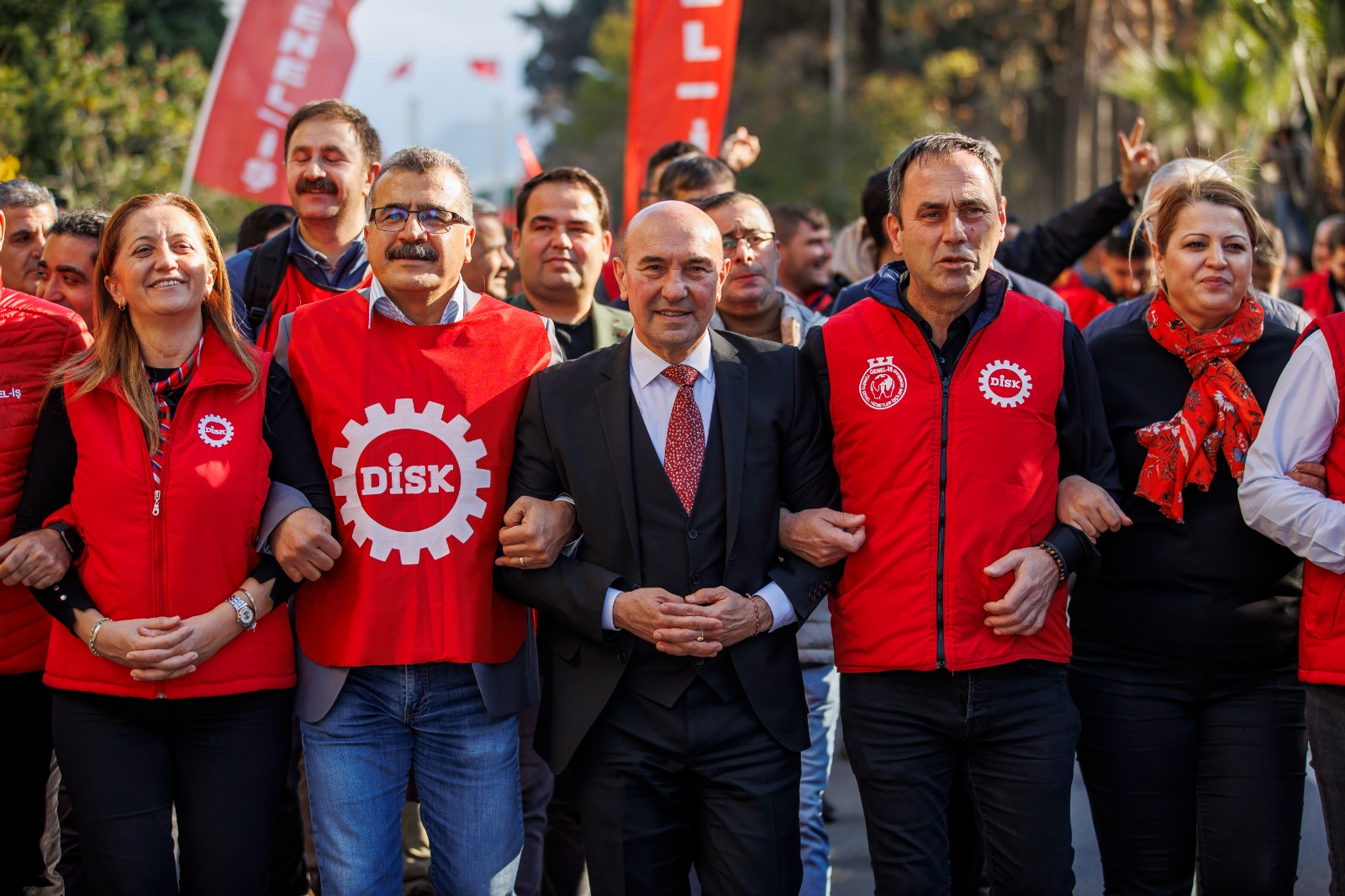 DİSK, İzmir'de asgari ücret için meydana çıktı