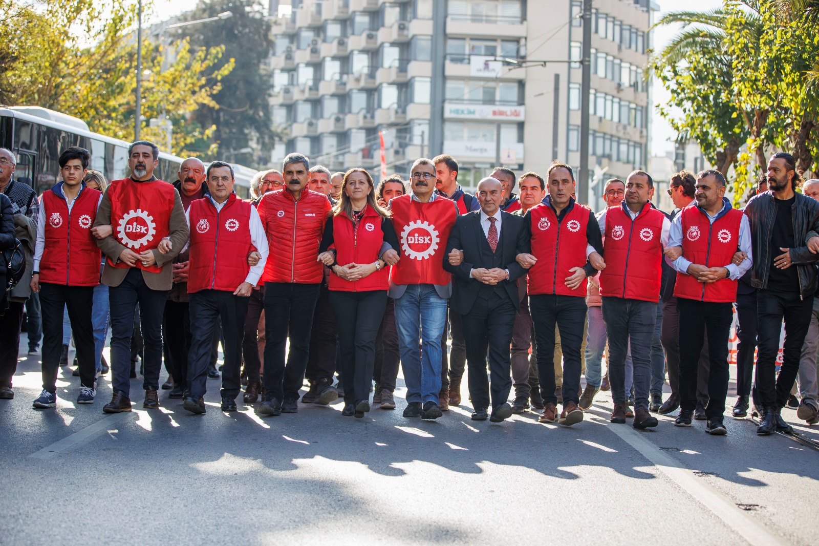 DİSK, İzmir'de asgari ücret için meydana çıktı