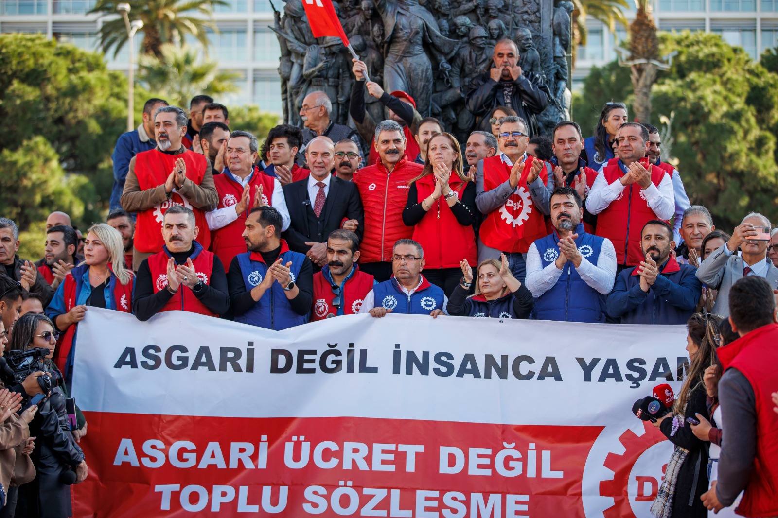 DİSK, İzmir'de asgari ücret için meydana çıktı