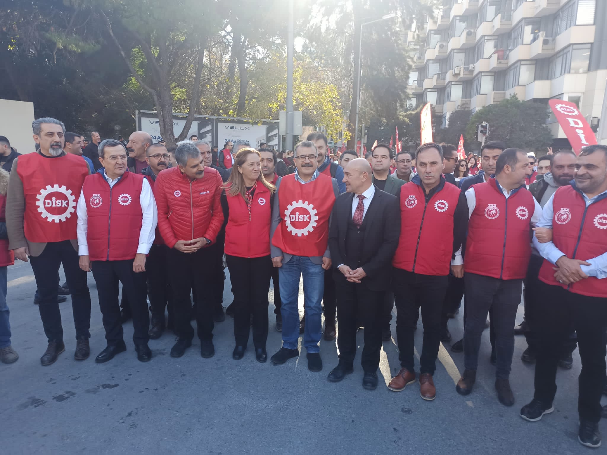 DİSK, İzmir'de asgari ücret için meydana çıktı