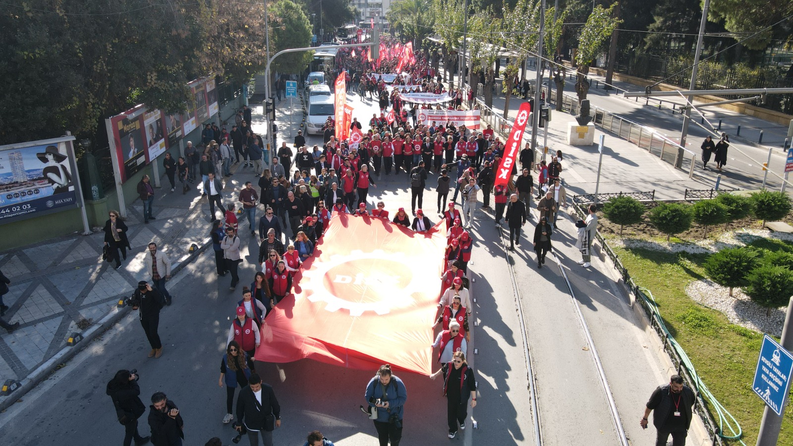 DİSK, İzmir'de asgari ücret için meydana çıktı