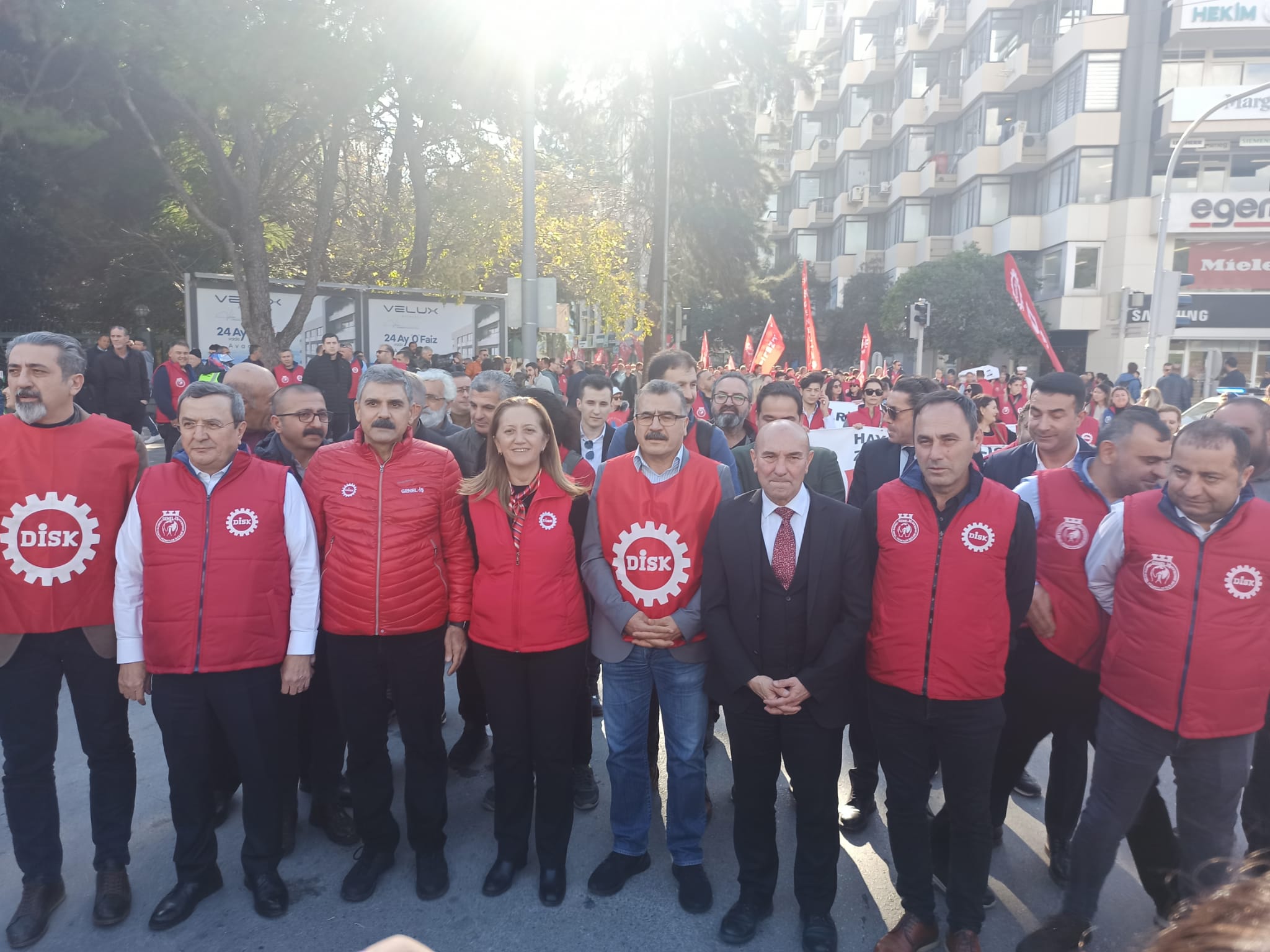 DİSK, İzmir'de asgari ücret için meydana çıktı
