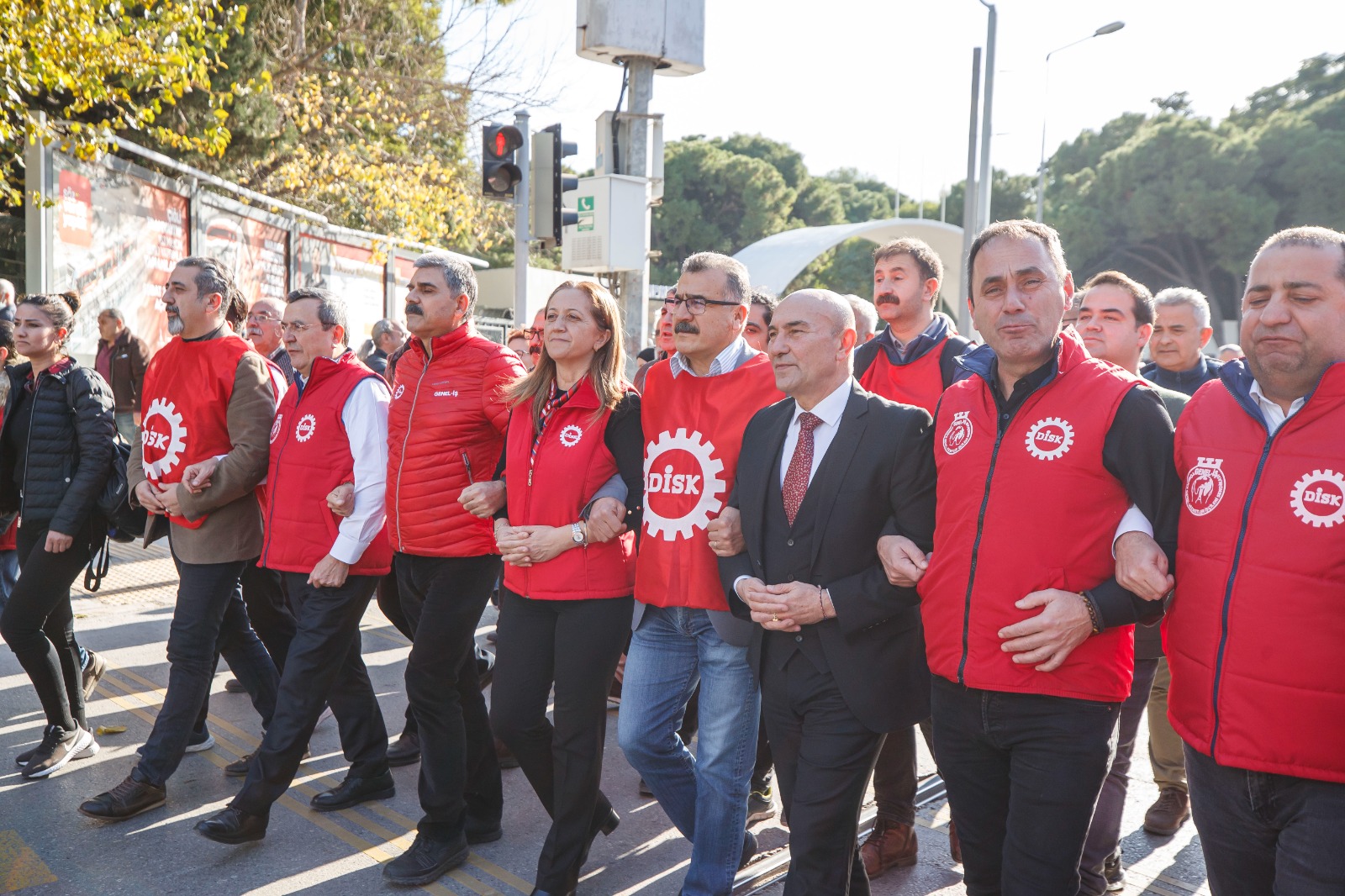 DİSK, İzmir'de asgari ücret için meydana çıktı